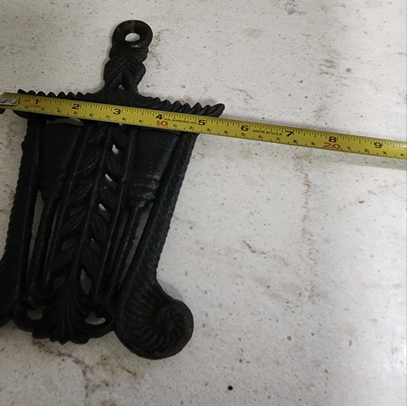Vintage wilton cast iron trivet with broom motif - Picture 3 of 4